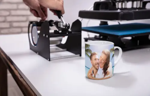 imagen de persona usando una termoprensa de mugs